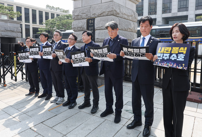 24일 국회 윤석열 대통령 탄핵 소추단이 헌법재판소 정문 앞에서 '윤 대통령 탄핵 심판 선고 기일 지정'을 촉구하는 기자회견을 열고 있다. ⓒ 연합뉴스
