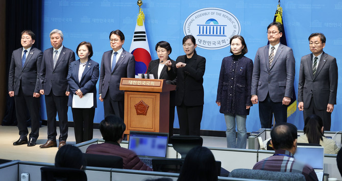 조국혁신당 김선민 당대표 권한대행과 의원들이 24일 국회 소통관에서 한덕수 국무총리에 대한 탄핵소추 기각과 관련해 기자회견을 하고 있다. ⓒ 연합뉴스