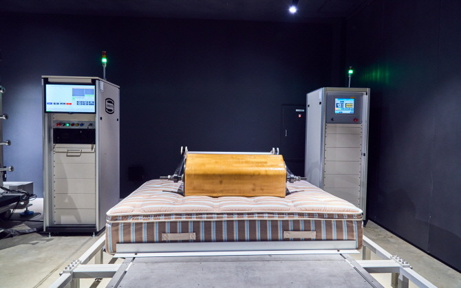 109kg의 롤러가 매트리스 위를 10만 번 넘게 구르며 내장재의 변형과 스프링의 손상 여부를 확인하는 롤링 테스트. © 시몬스