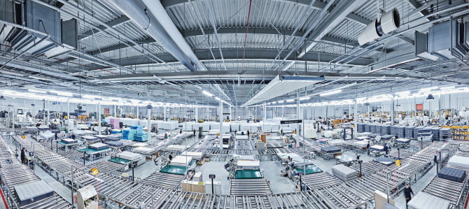 시몬스 팩토리움의 생산 시설. 이곳에서는 하루 1000개 이상의 매트리스 생산이 가능하다. © 시몬스