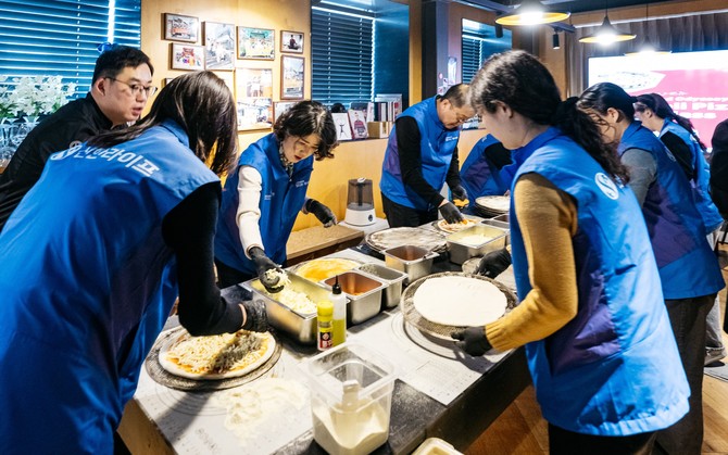 신한라이프는 지난 21일 서울시 중구에 위치한 검벽돌집에서 '희망피자' 나눔 봉사활동을 진행했다. ⓒ 신한라이프