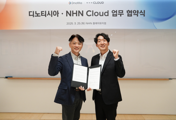 김동훈 NHN 클라우드 대표(오른쪽)와 정무경 디노티시아 대표. ⓒ NHN 클라우드