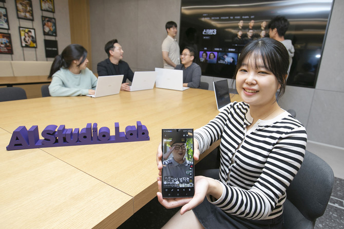 KT AI 스튜디오 랩 직원들이 '신병 3'의 AI 마케팅 영상 제작 도입 방안에 대해 논의하고 있다. ⓒ KT