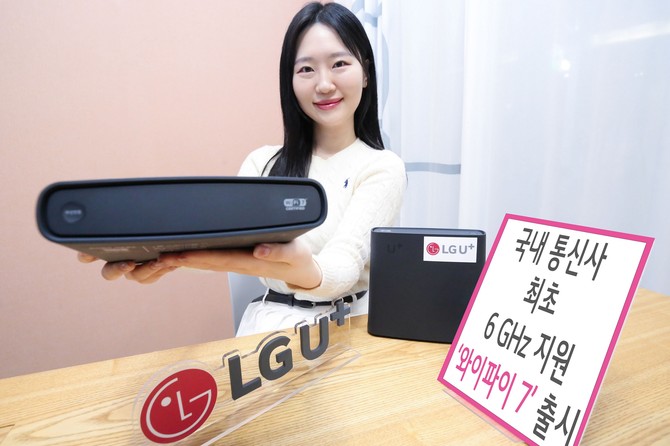 LG유플러스 직원이 와이파이7 공유기를 소개하는 모습. ⓒ LG유플러스
