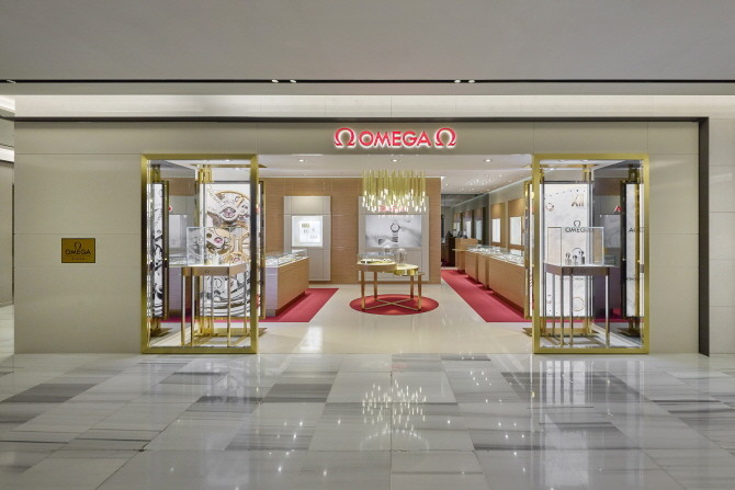 신세계면세점이 명동점 8층에 위치한 스위스 워치메이킹 브랜드 '오메가(OMEGA)' 매장을 새 단장했다. © 신세계면세점