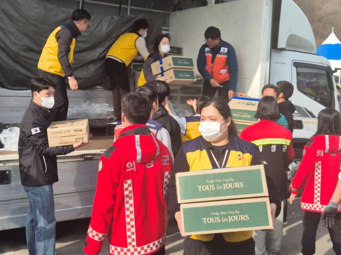 28일 CJ푸드빌이 산불 확산 피해지역에 구호 물품을 추가로 전달하고 있다. ⓒ CJ푸드빌