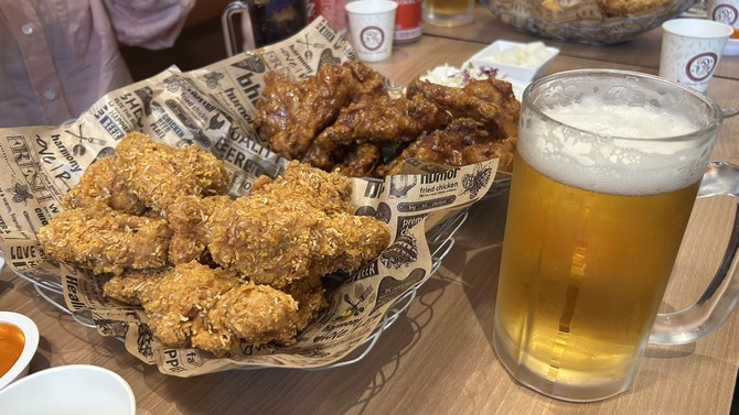 bhc 신메뉴 '콰삭킹' 후라이드 치킨과 '맛초킹' 양념치킨. =배예진 기자