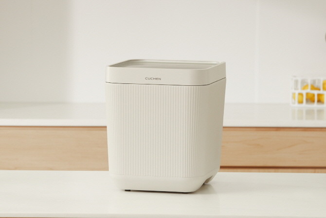 쿠첸이 강력한 건조·분쇄 기술로 많은 양의 음식물쓰레기도 빠르게 처리하는 음식물처리기 '제로빈'을 출시한다. © 쿠첸