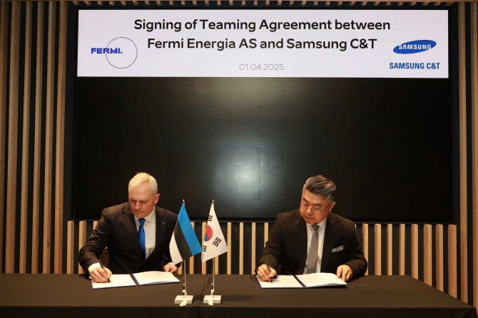 에스토니아SMR 사업 업무협약 체결식 사진. 좌측부터 칼레브 칼레멧 페르미 에네르기아 CEO, 김정은 삼성물산 건설부문 원전영업팀장(상무). Ⓒ 삼성물산