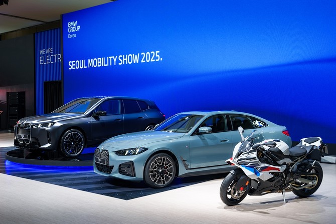 왼쪽부터 BMW 뉴 iX M70 xDrive, BMW 뉴 i4 그란 쿠페, BMW 뉴 S 1000 RR. ⓒ BMW 그룹 코리아