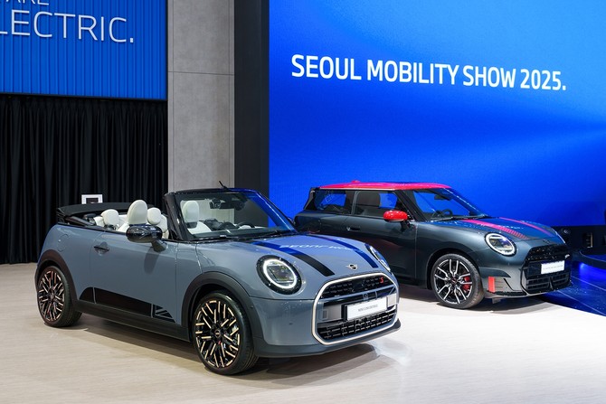왼쪽부터 더 뉴 MINI 쿠퍼 컨버터블, 더 뉴 올-일렉트릭 MINI JCW. ⓒ BMW 그룹 코리아