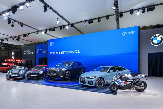 왼쪽부터 더 뉴 MINI 쿠퍼 컨버터블, 더 뉴 올-일렉트릭 MINI JCW, BMW 뉴 iX M70 xDrive, BMW 뉴 i4 그란 쿠페, BMW 뉴 S 1000 RR. ⓒ BMW 그룹 코리아