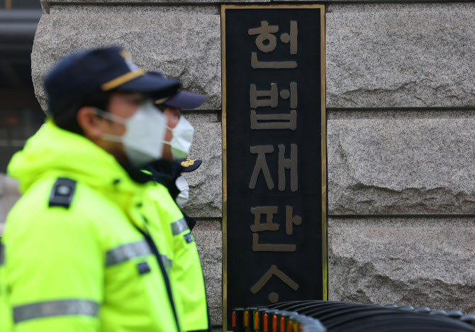 윤석열 대통령 탄핵심판일인 4일 서울 종로구 헌법재판소 앞에 경찰들이 경계 근무를 서고 있다. ⓒ 연합뉴스