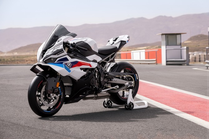 뉴 S 1000 RR은 레이싱 DNA를 반영해 역동성과 공력성능을 강화한 디자인이 특징이다. ⓒ BMW 그룹 코리아