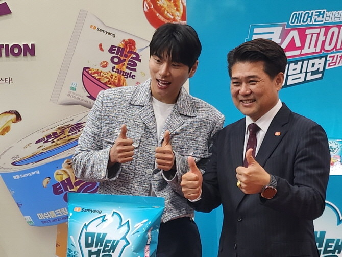 맵탱 광고모델인 배우 이이경(왼쪽)와 김동찬 삼양식품 대표이사 부사장. = 추민선 기자