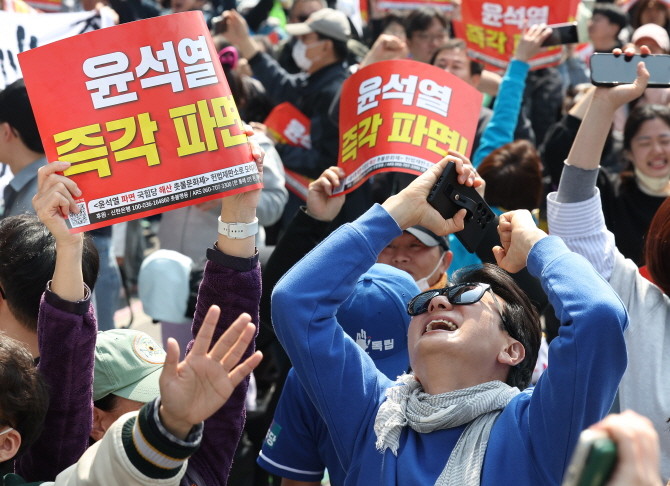 지난 4일 서울 용산구 한남동 관저 인근에서 탄핵에 찬성한 시민들이 환호하고 있다. © 연합뉴스