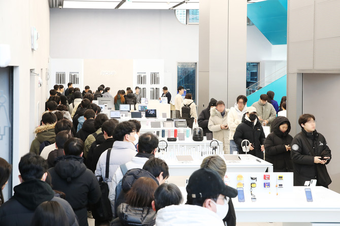 삼성 '갤럭시 S25 시리즈' 사전 개통 첫날 삼성 강남을 찾은 소비자들 모습. ⓒ 삼성전자