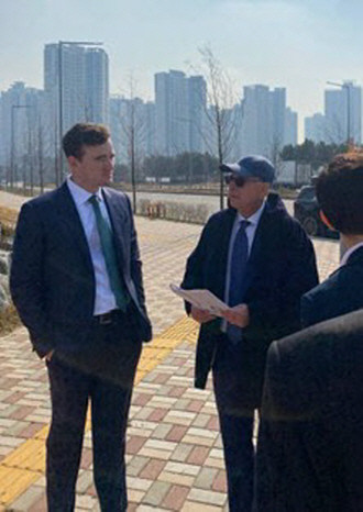 마이클 해크먼 해크먼 캐피털 파트너스 CEO가 청라영상문화복합단지 사업 부지를 시찰하고 있다. ⓒ THE E&M