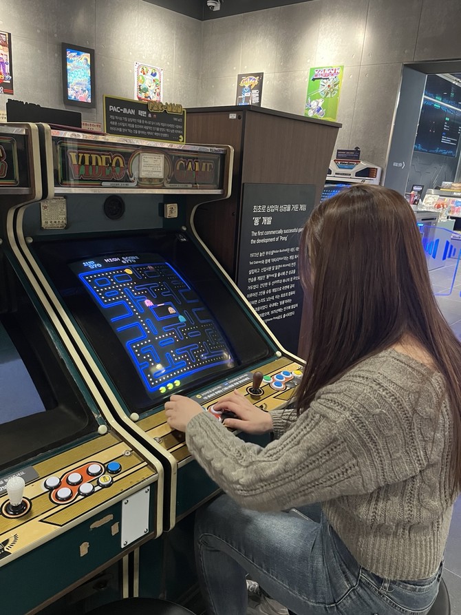 오락실 기기를 체험 중인 관람객. =최민경 기자