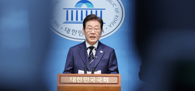 더불어민주당 대선 경선에 출마한 이재명 예비후보가 11일 서울 여의도 국회 소통관에서 집권 청사진 등을 소개하는 '비전 선포식 및 캠프 일정 발표'를 하고 있다. ⓒ 연합뉴스