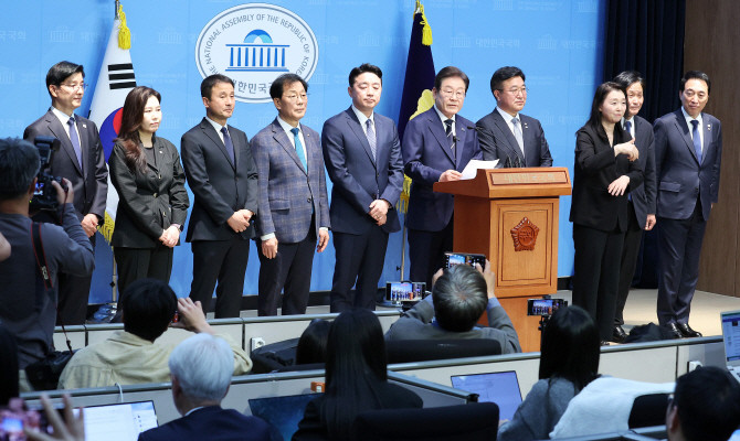 더불어민주당 대선 경선에 출마한 이재명 예비후보가 11일 서울 여의도 국회 소통관에서 열린 '비전 선포식 및 캠프 일정 발표'에서 캠프 인선을 소개하고 있다. ⓒ 연합뉴스