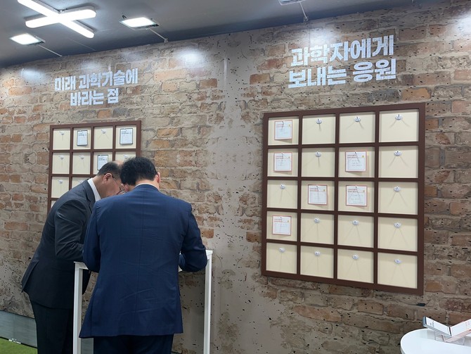 이창윤 1차관과 정우성 이사장이 별별보물창고 내의 메시지월에 참여하고 있다. =최민경 기자