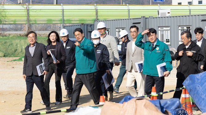 김돈곤 청양군수가 사업 추진상황에 대한 설명과 함께 현장을 점검하고 있다. ⓒ 청양군