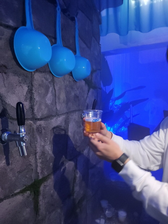 카스월드에서는 '약수터' 콘셉트의 생맥주 디스펜서가 마련돼 신선한 생맥주를 즐길 수 있다. = 추민선 기자