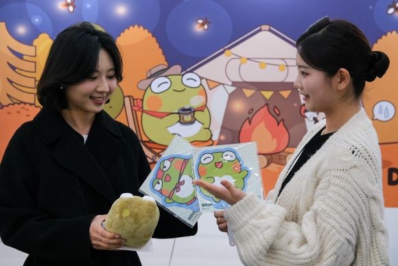 대한민국 캠핑대전 관람객이 수성구 홍보부스를 둘러보고 있다. ⓒ 대구 수성구