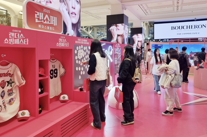 신세계백화점 강남점에서 열린 야구 팝업 '랜쇼페 베이스볼 필드'를 구경하는 고객들. © 신세계