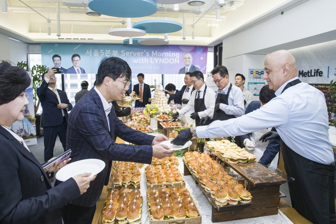 메트라이프생명은 지난 8일 서울 강남구 아이파크타워에서 전속 설계사를 대상으로 'CEO 서버스 모닝(CEO Server’s Morning)' 행사를 개최했다. ⓒ 메트라이프생명