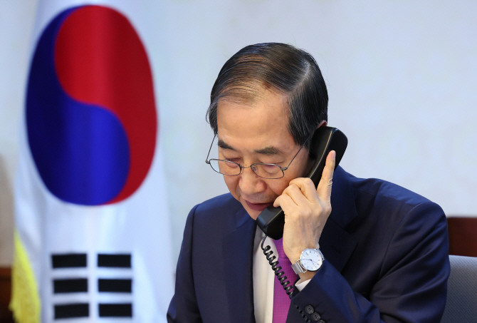 한덕수 대통령 권한대행 국무총리가 지난 8일 정부서울청사에서 도널드 트럼프 미국 대통령과 전화 통화를 하고 있다. ⓒ 국무총리실