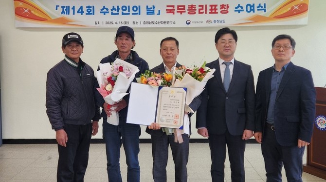 오른쪽부터 충남수산자원연구소장 장민규, 대산지방해양수산청장 황성오, 연안어업연합회장 김상태, 제14기 충남귀어학교 학생부대표 최기선, 소형선박선주협회 총무 이균복. ⓒ 충남도