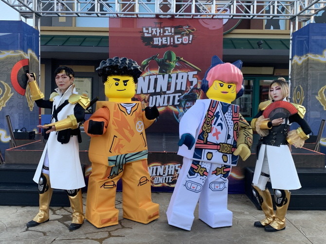 레고랜드 코리아 리조트가 나들이하기 좋은 4월 가족이 함께 즐길 수 있는 신규 놀이기구부터 공연까지 풍성한 봄 시즌을 선보인다. © 레고랜드