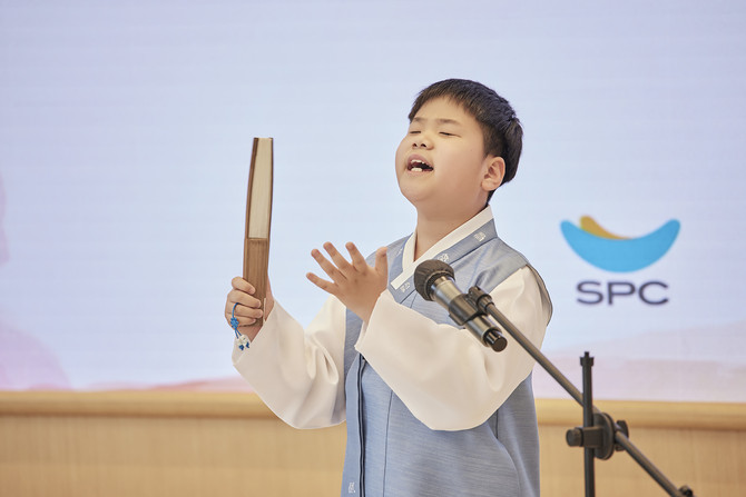 지난 15일 서울시 도곡동 SPC2023에 위치한 '워크샵 바이 배스킨라빈스'에서 진행된 'SPC행복한펀드' 기부 약정식에서 장애 청소년 김민아 학생이 판소리를 하고 있다. ⓒ SPC