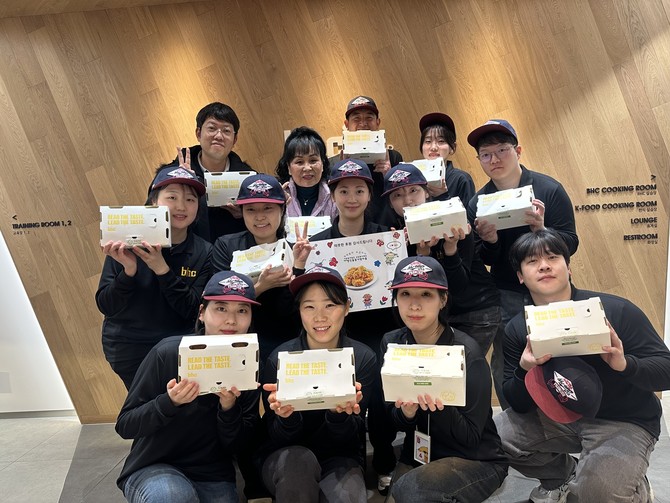 다이닝브랜즈그룹 공채 신입사원이 사회복지시설 관계자에게 치킨을 기부하고 기념사진을 촬영하고 있다. ⓒ 다이닝브랜즈그룹