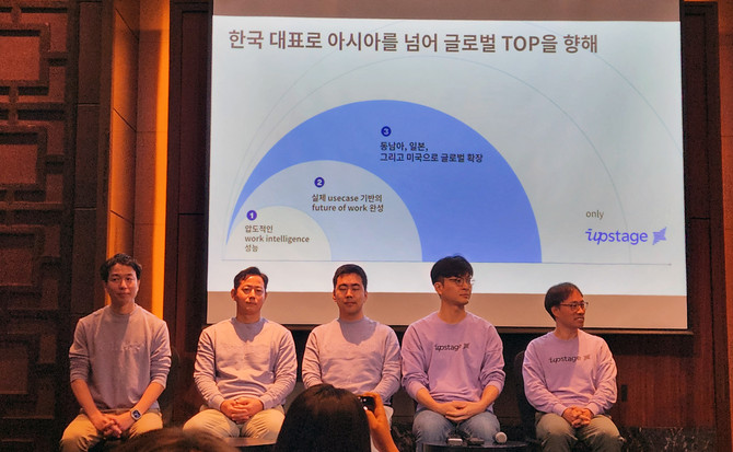 (오른쪽부터)김성훈 대표, 이활석 최고기술책임자(CTO), 권순일 사업개발 총괄 부사장, 최홍준 엔터프라이즈 비즈니스 솔루션 부사장, 마츠시타 히로유키 일본 지사장. = 이인영 기자