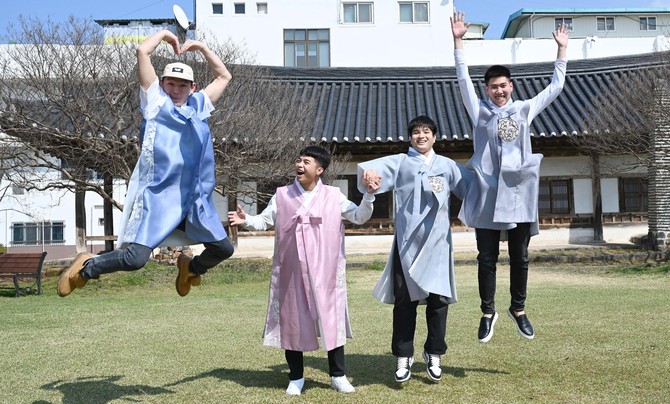 지난 15일 한국어를 배우고 있는 외국인 학생들이 홍성군 안회당과 여하정을 찾아 한복을 입고 기념촬영을 하고 있다. ⓒ 홍성군