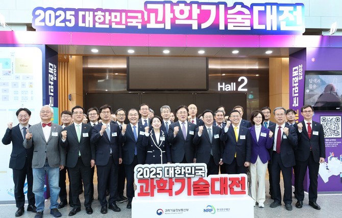 이장우 대전시장이 지난 16일 엑스포시민광장에서 열린 '2025 대한민국 과학기술축제' 개막식을 개최 후 단체 기념촬영을 하고 있다. ⓒ 대전시