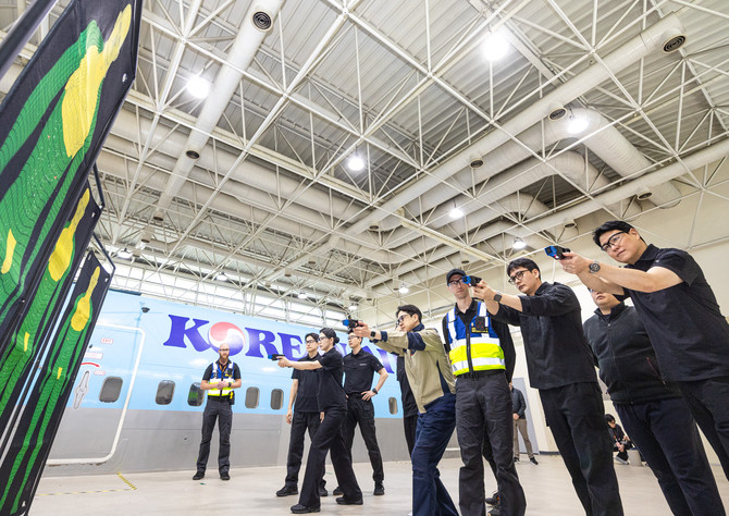 대한항공 객실훈련센터에서 미국 글로벌 보안기업 액손 주관 에어테이저 전문 교관 양성 교육이 진행되고 있는 모습. ⓒ 대한항공