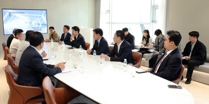 기획경제위원회가 지난 16일 현대자동차 아산공장을 방문해 기업인들의 현안과 애로사항을 청취 후 기념촬영을 하고 있다. ⓒ 의회사무국