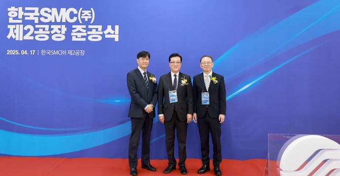 조원휘 대전시의회 의장은 17일 유성구 도룡동에서 열린 한국SMC(주) 대전 제2공장 준공식에 참석해 기념촬영을 하고 있다. ⓒ 의회사무국