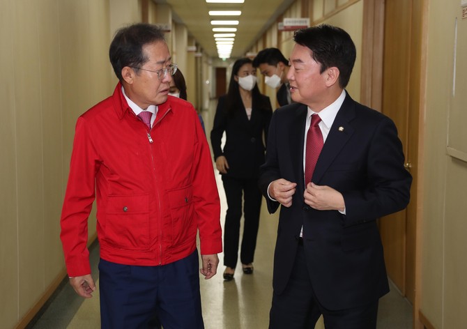 윤석열 전 대통령의 국민의힘 탈당 여부를 두고 대선 후보인 안철수 후보와 홍준표 후보가 장외 설전을 벌였다. 사진은 지난 2022년 대구시청 산격청사에서 두 사람이 대화를 나누는 모습. ⓒ 연합뉴스