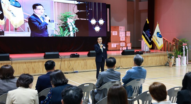 조원휘 의장은 18일 제45회 장애인의날 및 유성구장애인종합복지관 개관 20주년 기념행사에 참석해 지속적인 관심과 지원을 약속했다. ⓒ 의회사무국