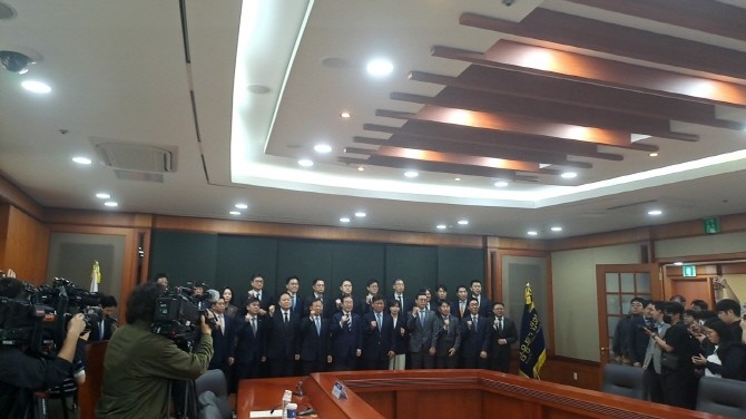 재명 더불어민주당 경선 후보와 서유석 금융투자협회장을 비롯한 참석자들이 21일 오전 서울 여의도 금융투자협회에서 열린 자본시장 활성화를 위한 정책간담회에서 기념촬영을 하고 있다. = 박진우 기자