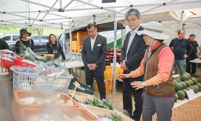 지난 19일 금강신관공원에서 지역 농산물 직거래 장터인 '백제금강 바로장터'가 성황리에 개장했다. ⓒ 공주시