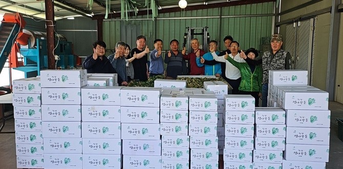비봉산 선도산림경영단지에서 산주협의회원들이 기념촬영을 하고 있다. ⓒ 청양군
