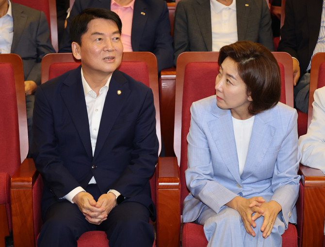 국민의힘 제21대 대통령 선거 후보 1차 경선에 참여한 나경원 후보와 안철수 후보의 장외 설전이 계속되고 있다. ⓒ 연합뉴스