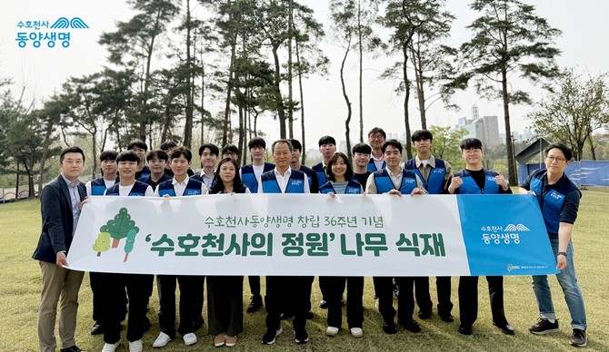 동양생명은 지난 18일 서울 동작구 보라매공원에 조성 중인 기업정원에서 나무 식재 봉사활동을 진행했다. ⓒ 동양생명