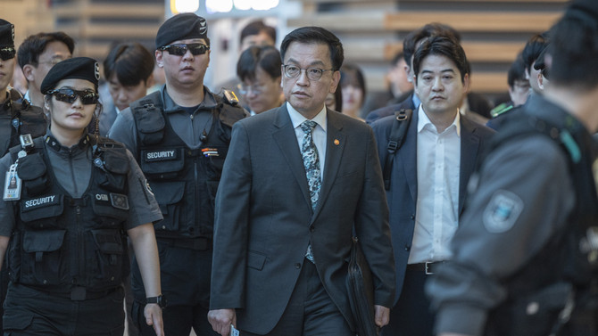 인천공항 통해 출국 중인 최상목 부총리 겸 기획재정부 장관. ⓒ 연합뉴스